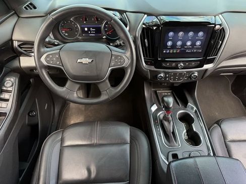 Used 2022 Chevrolet Traverse RS FWD image 12