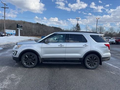 Used 2017 Ford Explorer XLT w/ Equipment Group 202A image 9