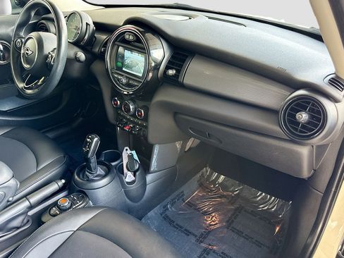 Used 2020 MINI Cooper 4-Door Hardtop w/ Storage Package image 28