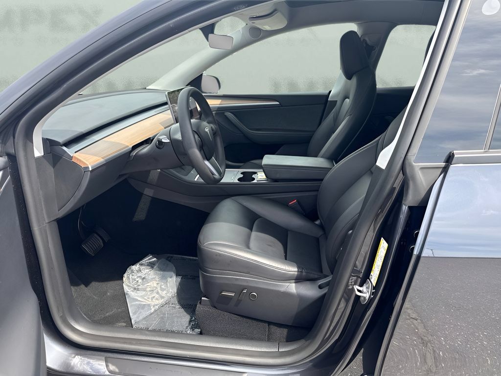 Used 2024 Tesla Model Y Long Range AWD/4WD image 9