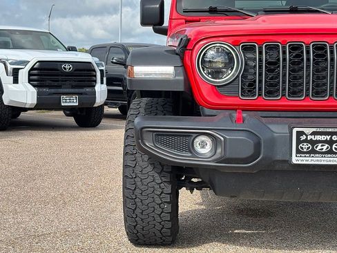 Used 2025 Jeep Wrangler Unlimited Rubicon AWD/4WD image 4