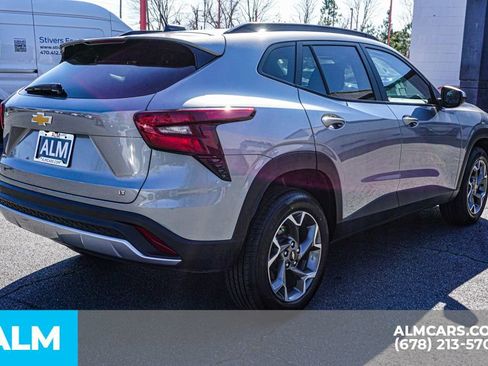 Used 2025 Chevrolet Trax LT w/ LT Convenience Package image 6