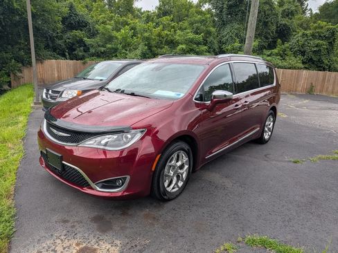 Used 2017 Chrysler Pacifica Limited w/ UConnect Theater Package FWD image 1