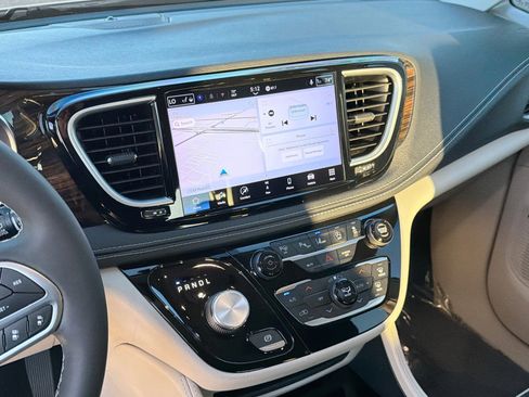 Used 2022 Chrysler Pacifica Limited image 28