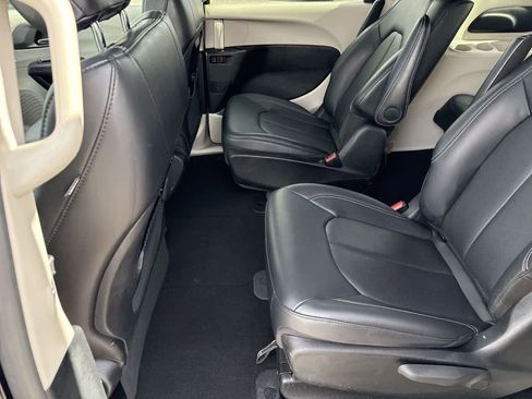 Used 2024 Chrysler Pacifica Select image 14