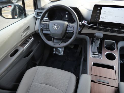Certified 2024 Toyota Sienna LE image 8