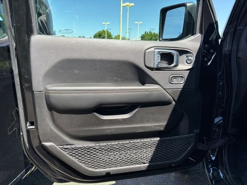 Used 2025 Jeep Wrangler Unlimited Sahara AWD/4WD image 18