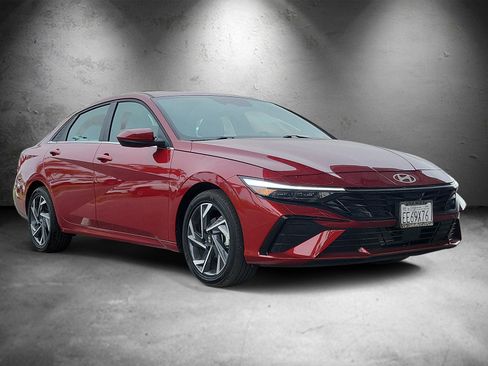 Certified 2025 Hyundai Elantra SEL image 2