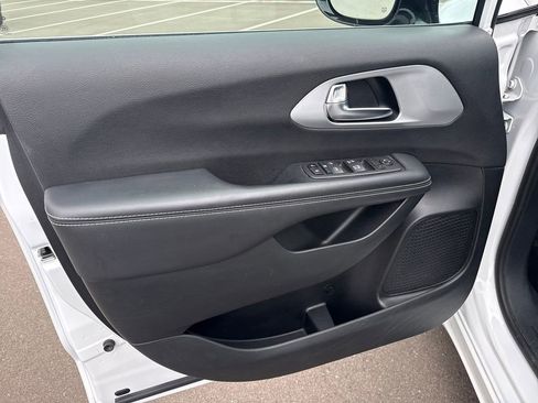 Used 2024 Chrysler Pacifica Touring FWD image 13