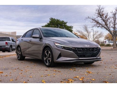 Used 2023 Hyundai Elantra SEL w/ Convenience Package image 3