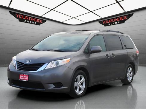 Used 2012 Toyota Sienna LE w/ Towing Pkg image 2