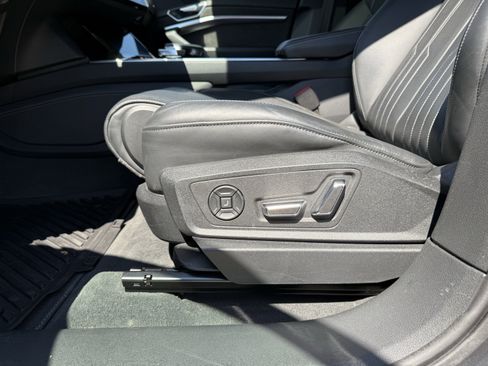 Used 2019 Audi e-tron Prestige w/ Prestige Package image 29