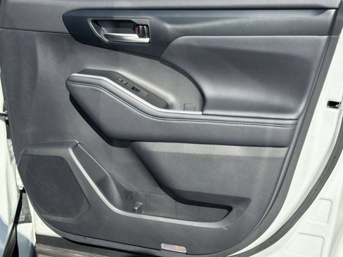 Certified 2025 Toyota Highlander XLE FWD image 14