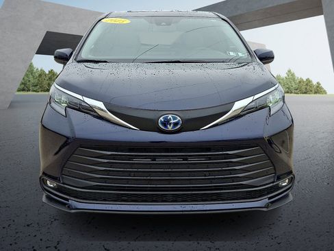 Used 2025 Toyota Sienna XLE image 2