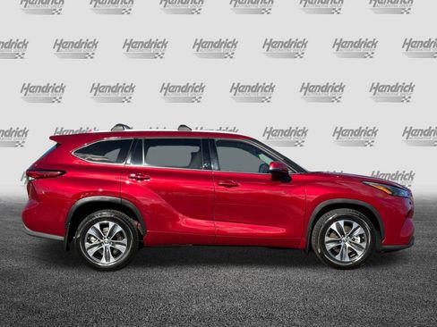 Used 2022 Toyota Highlander XLE image 3