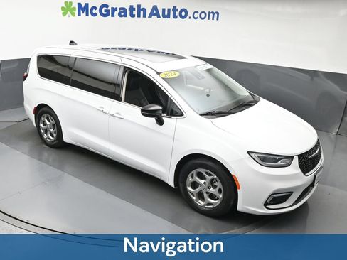 Used 2024 Chrysler Pacifica Limited FWD image 3