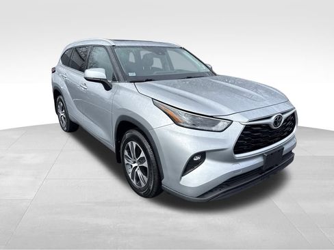 Used 2022 Toyota Highlander XLE image 7