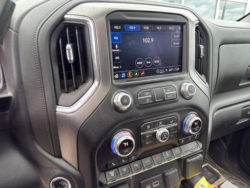 Used 2022 GMC Sierra 2500 Denali w/ Technology Package AWD/4WD image 2