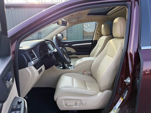 Used 2019 Toyota Highlander XLE image 2