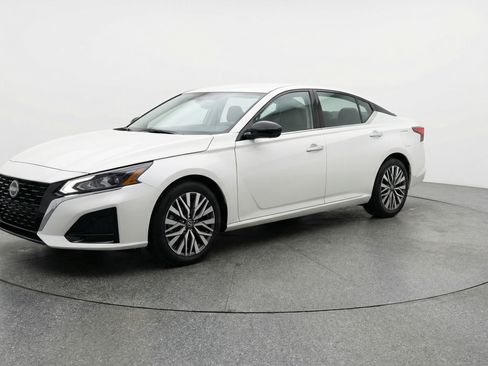 Used 2025 Nissan Altima 2.5 SV image 3