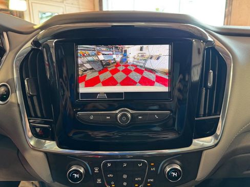 Used 2021 Chevrolet Traverse LT image 25