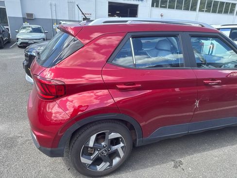 Used 2024 Hyundai Venue SEL FWD image 3