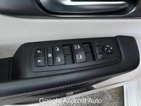 Used 2024 Chrysler Pacifica Touring-L FWD image 11
