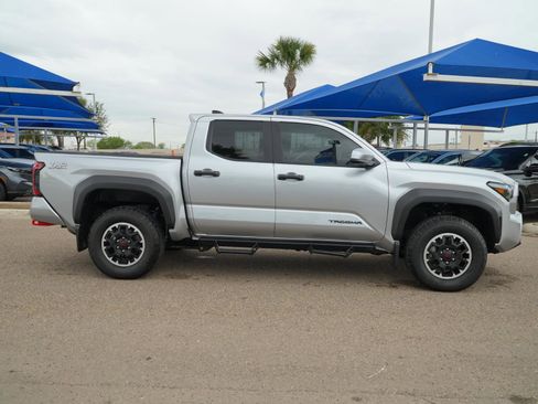 Used 2025 Toyota Tacoma TRD Off-Road AWD/4WD image 4