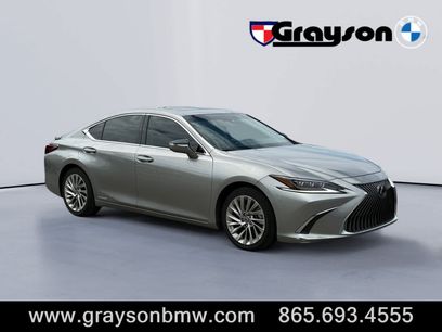 Used 2020 Lexus ES 300h Ultra Luxury w/ Accessory Package 2