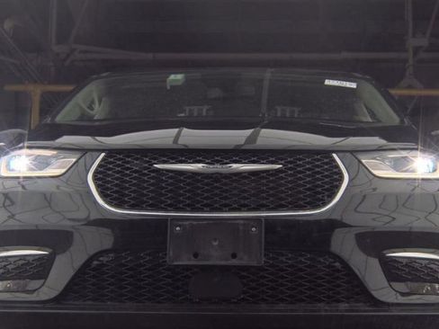 Used 2024 Chrysler Pacifica Touring-L image 3