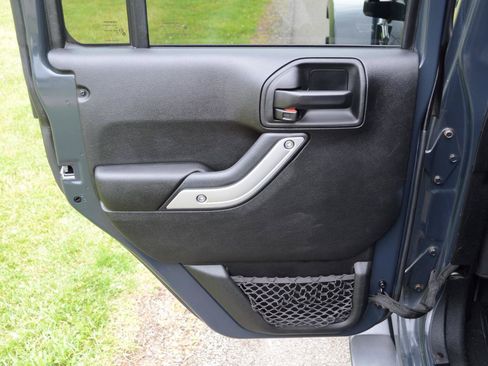 Used 2018 Jeep Wrangler Unlimited Sahara w/ Connectivity Group AWD/4WD image 20