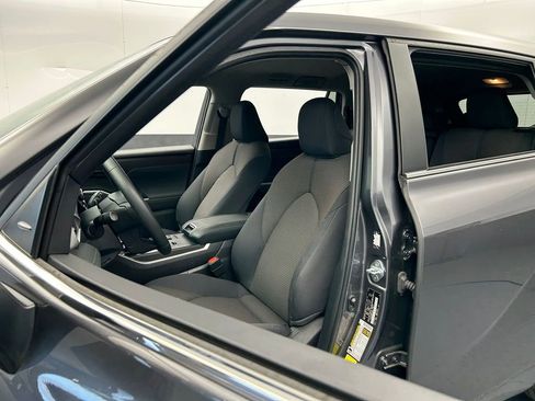 Used 2024 Toyota Highlander LE image 11