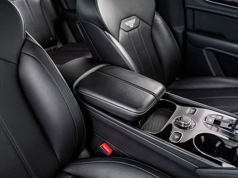 Used 2022 Bentley Bentayga image 46