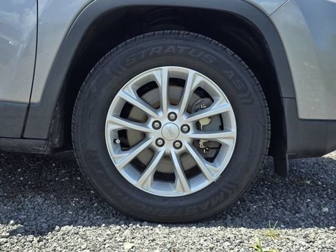 Used 2019 Jeep Cherokee Latitude w/ Popular Appearance Group AWD/4WD image 13