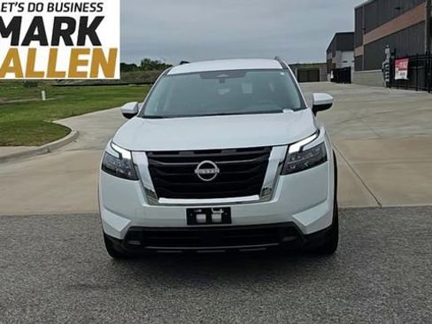 Used 2025 Nissan Pathfinder SV FWD image 3