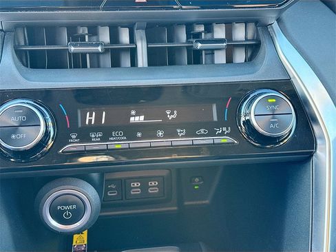 Used 2023 Toyota Venza LE image 13