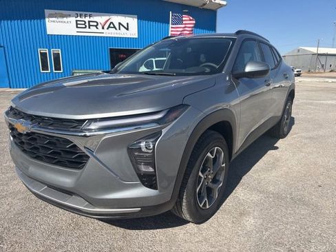 New 2026 Chevrolet Trax LT FWD image 2