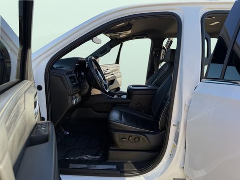 Used 2022 GMC Yukon XL SLT w/ SLT Luxury Package image 9