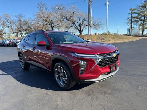 Used 2025 Chevrolet Trax LT w/ LT Convenience Package image 9