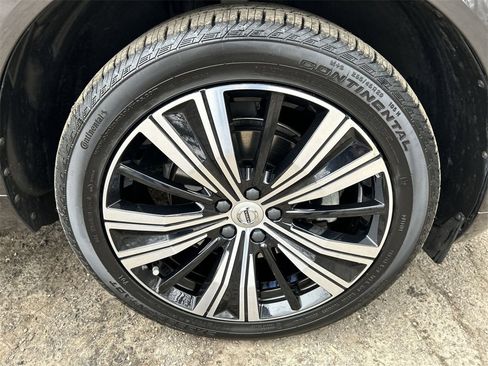Certified 2022 Volvo XC60 B5 Inscription w/ Climate Package image 13