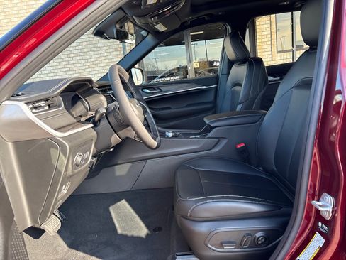 New 2025 Jeep Grand Cherokee Limited image 3