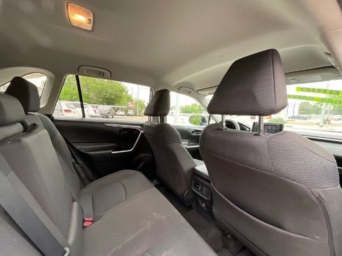 Used 2021 Toyota RAV4 LE AWD/4WD image 7