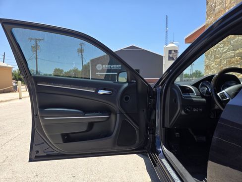 Used 2011 Chrysler 300 C w/ Safetytec Group RWD image 4