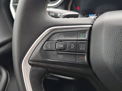Used 2023 Jeep Grand Cherokee Laredo AWD/4WD image 20