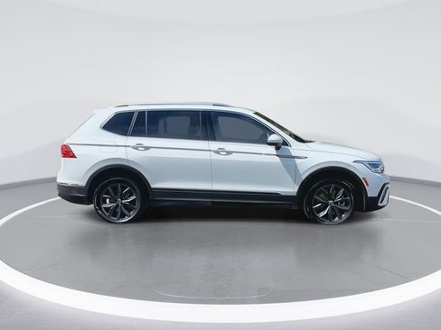 Certified 2022 Volkswagen Tiguan SE w/ Panoramic Sunroof Package image 9
