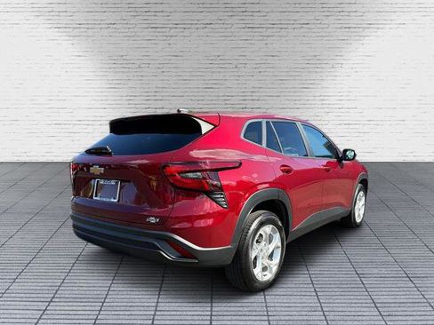 Used 2024 Chevrolet Trax LS w/ LS Convenience Package image 5