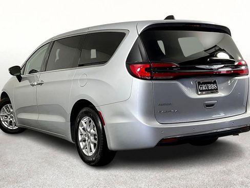 Used 2024 Chrysler Pacifica Touring-L image 17