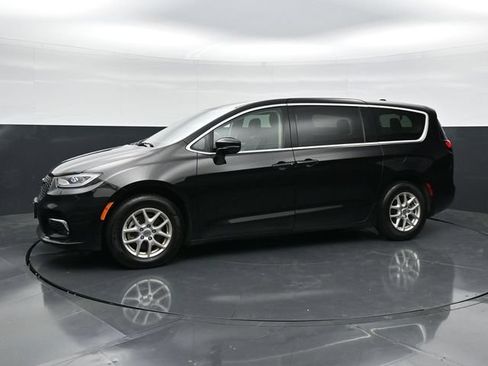 Used 2024 Chrysler Pacifica Touring-L FWD image 6
