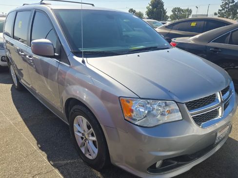Used 2018 Dodge Grand Caravan SXT FWD image 1