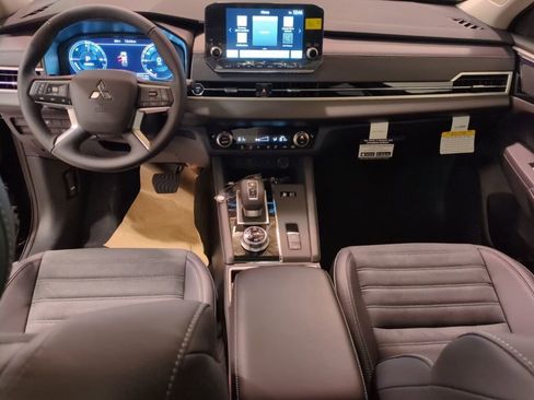 New 2025 Mitsubishi Outlander SE image 16